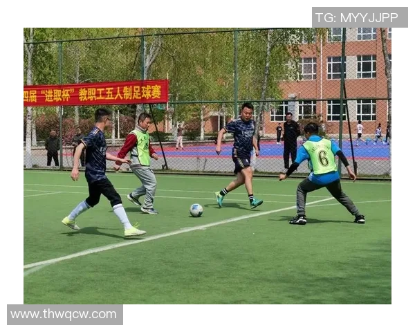 雨中奔跑的青春与梦想足球场上的激情与坚持